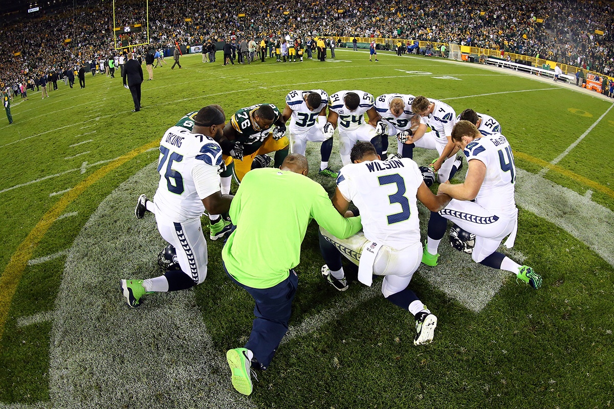 Columnista de la NFL cree que la fe en Dios es la historia más encubierta del fútbol
